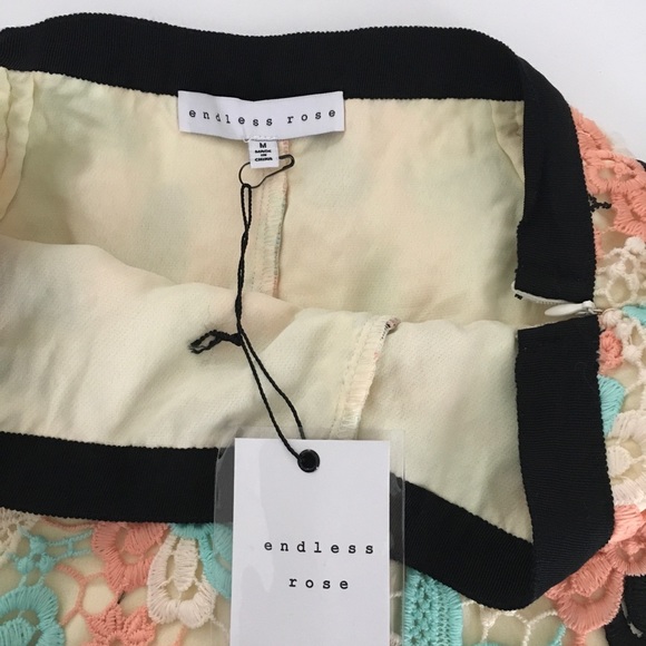 Endless Rose Crochet Shorts - Picture 4 of 4